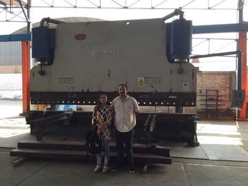 Ketebalan mast tinggi 16mm Mesin Pencet Hidrolik CNC Pencet Rem dengan jarak 2600mm antara kolom