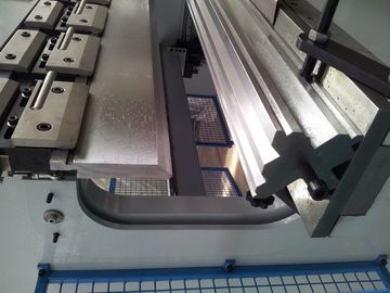 ESTUN E200 Controller CNC Folder Bender Untuk Produksi Berskala Besar 2600mm Jarak Antara Kolom