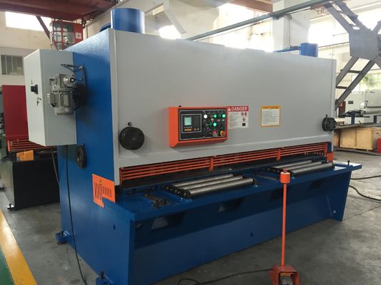 Sheet Metal Guillotine Shearing Machine CNC Hydraulic Shearing Machine dengan Backgauge 600 Mm Rexroth Valve menyediakan dan memotong logam