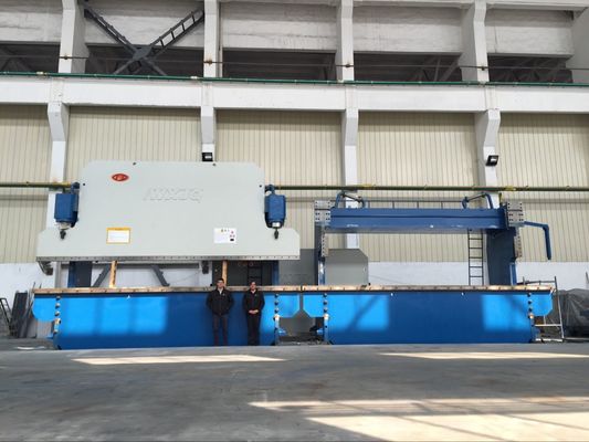 4+1 Axis CNC Hydraulic Press Brake dengan Delem DA53T Controller untuk 135 Ton Sheet Metal Bending